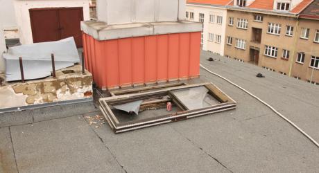 Nepotřebné dveře odložené na střechu.